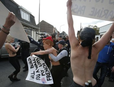 Γαλλία: Διαμαρτυρία των Femen στο εκλογικό κέντρο που ψήφισε η Μ.Λεπέν (φωτό, βίντεο)